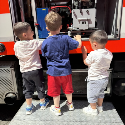 Feuerwehrauto begutachten